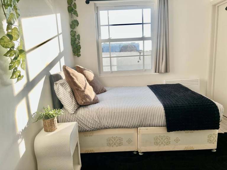 Room Throwley Way in Greater London