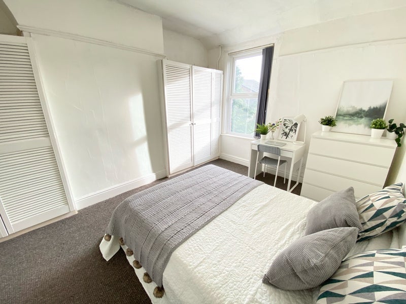 Room Sunbury Road in Liverpool