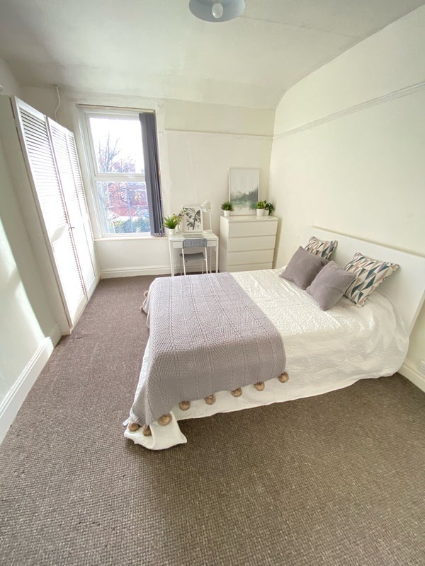 Room Sunbury Road in Liverpool