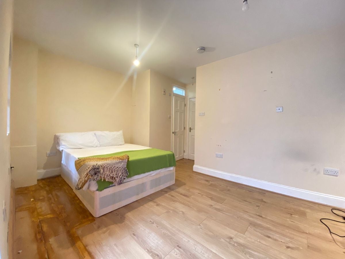 Flat Barnsdale Avenue in Greater London