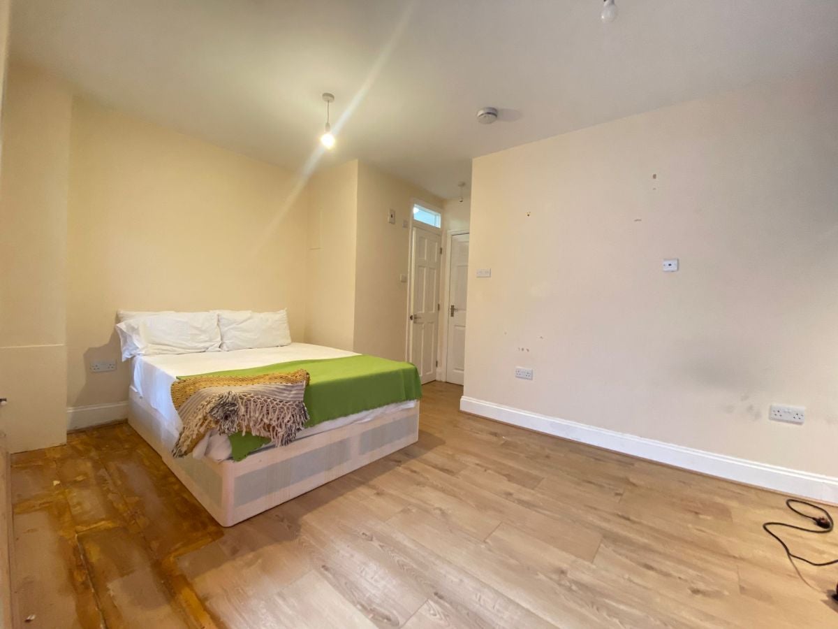 Flat Barnsdale Avenue in Greater London