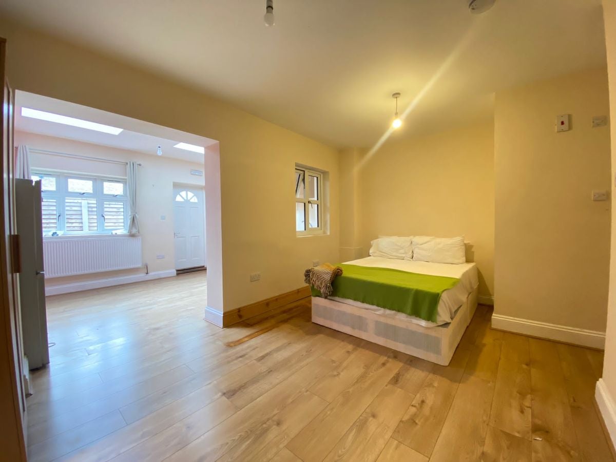 Flat Barnsdale Avenue in Greater London