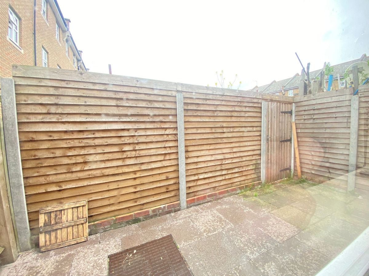 Flat Barnsdale Avenue in Greater London