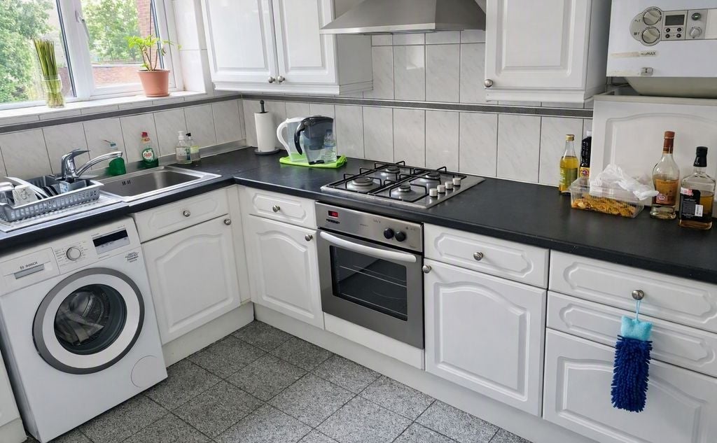 Flat Harrowdene Road in Greater London