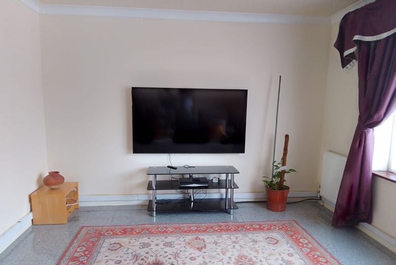 Flat Harrowdene Road in Greater London