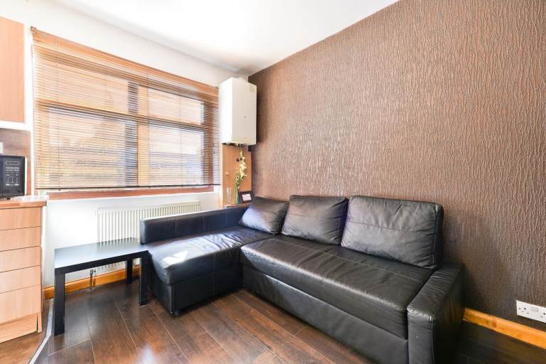 Flat Hampton Road in Greater London