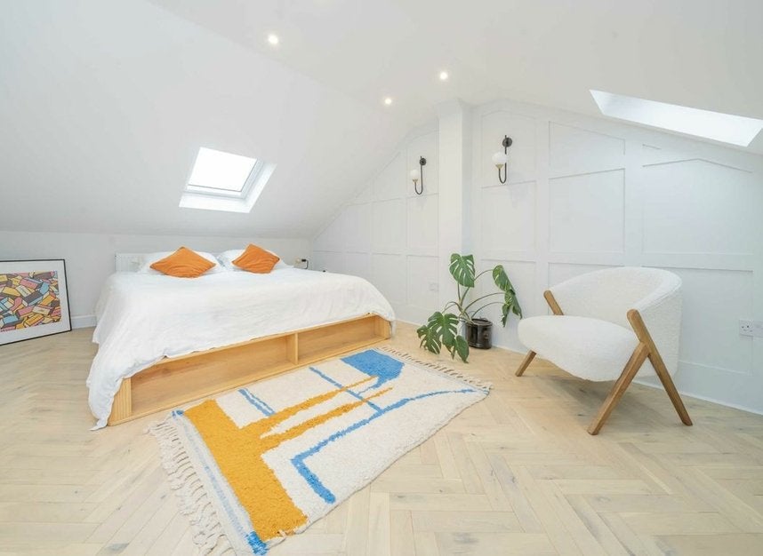 Flat Ferme Park Road in Greater London