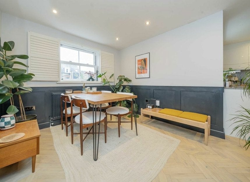 Flat Ferme Park Road in Greater London