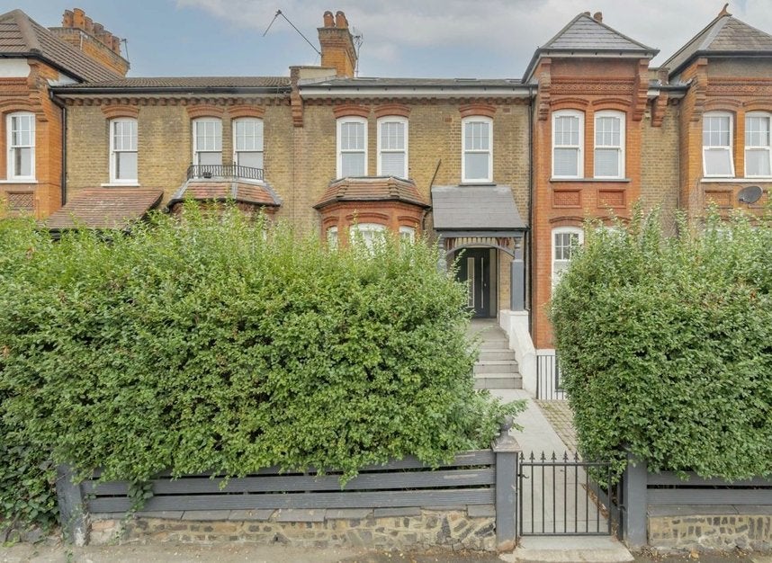 Flat Ferme Park Road in Greater London