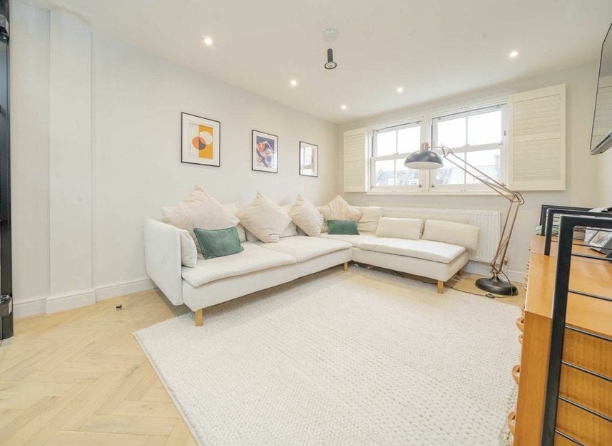 Flat Ferme Park Road in Greater London
