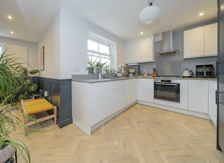 Flat Ferme Park Road in Greater London