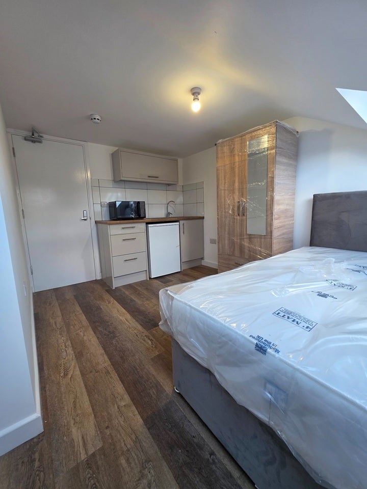 Room Biscot Road in Luton