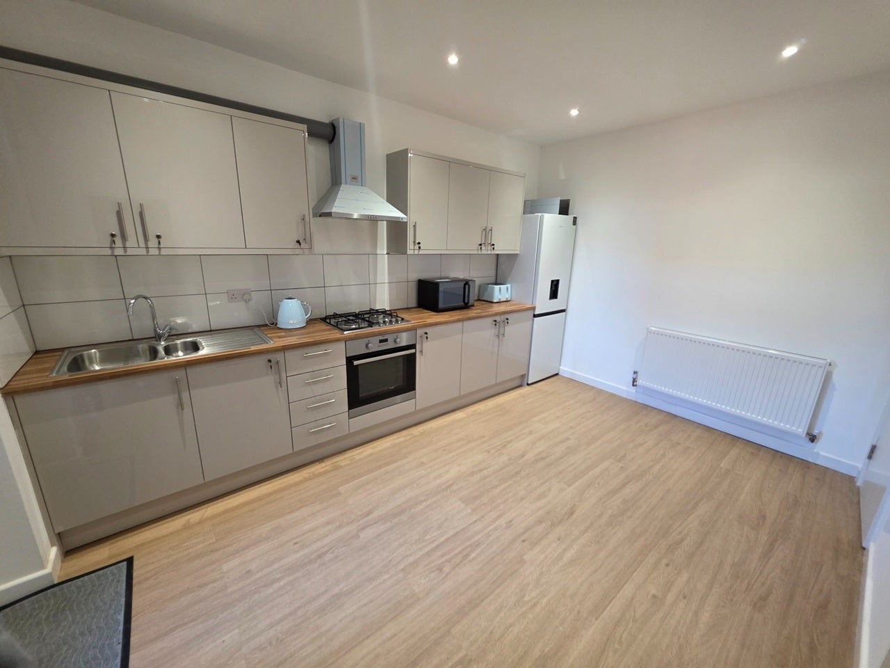 Room Biscot Road in Luton