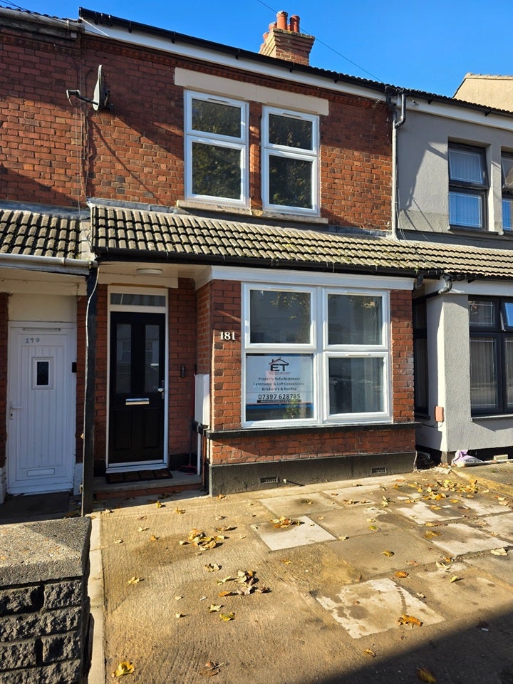 Room Biscot Road in Luton