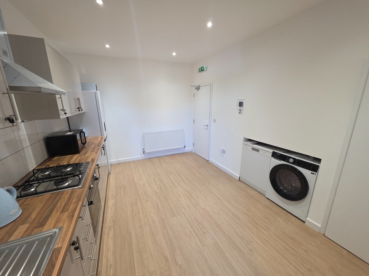 Room Biscot Road in Luton