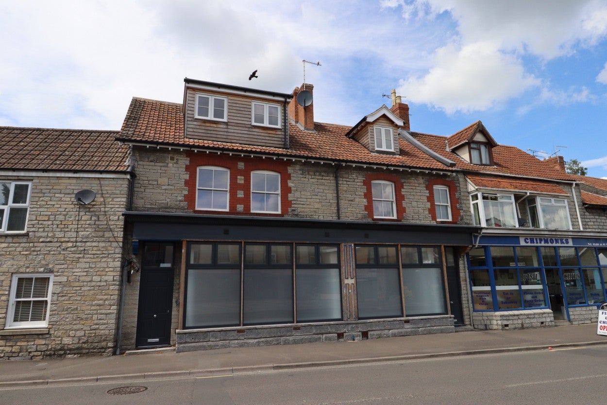 Flat High Street in Street