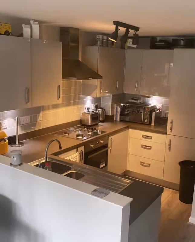 Room Wincham Avenue in Liverpool