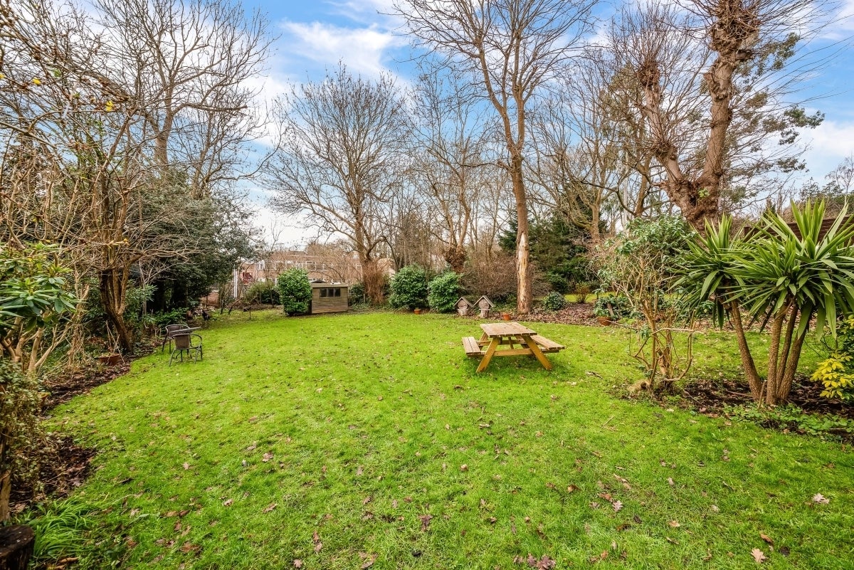 Flat Mowbray Road in Greater London