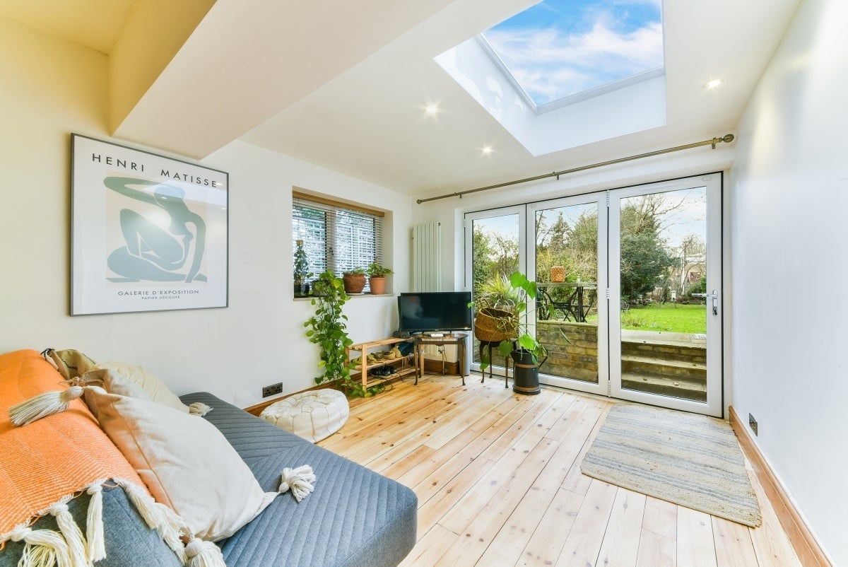 Flat Mowbray Road in Greater London