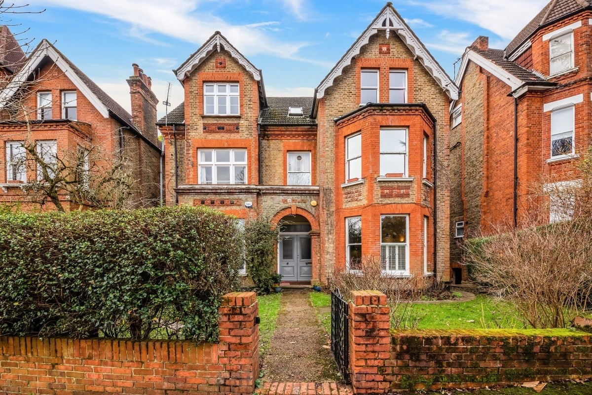 Flat Mowbray Road in Greater London