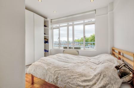 Flat Alscot Road in Greater London