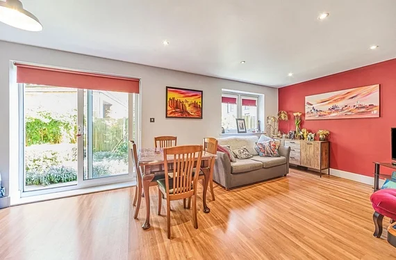 Flat Alscot Road in London