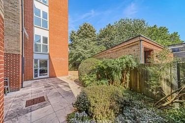 Flat Alscot Road in London