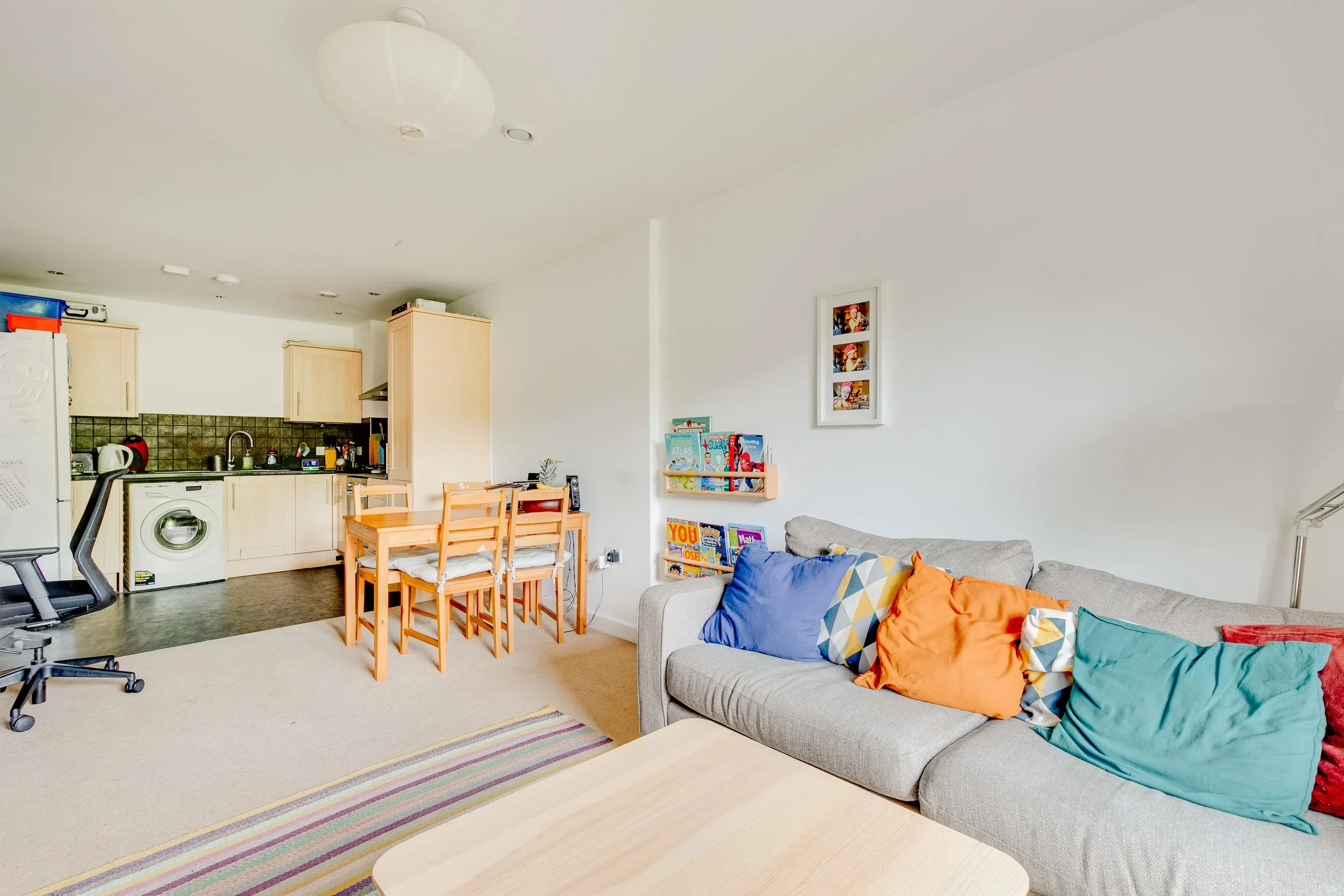Flat Beeton Way in Greater London
