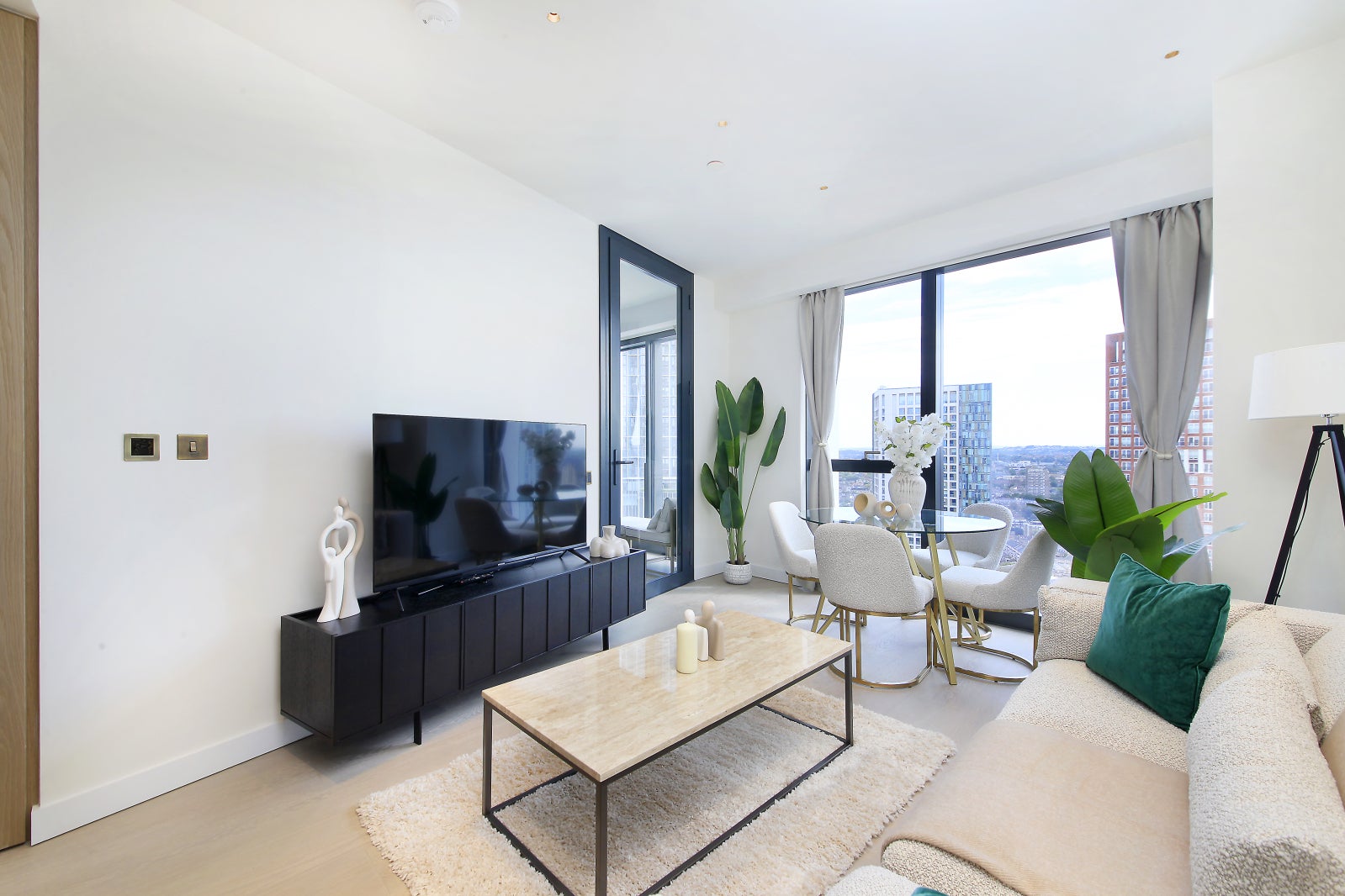 Flat Nine Elms Lane in Greater London