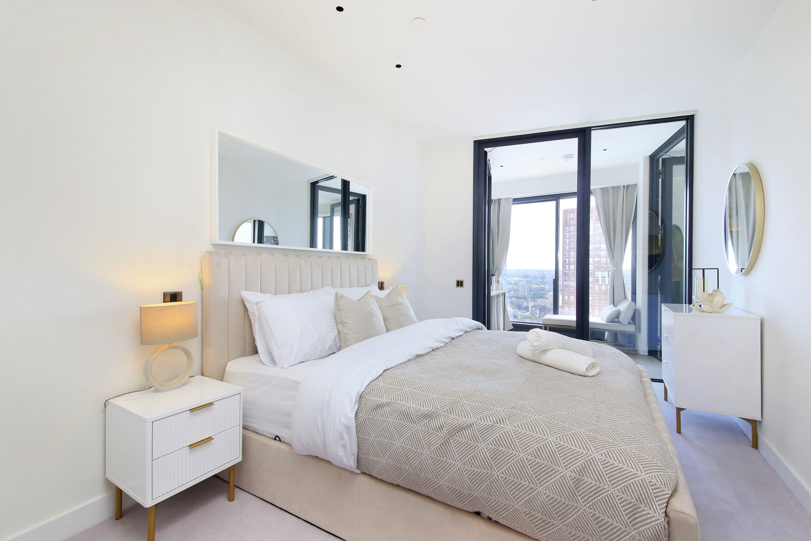 Flat Nine Elms Lane in Greater London