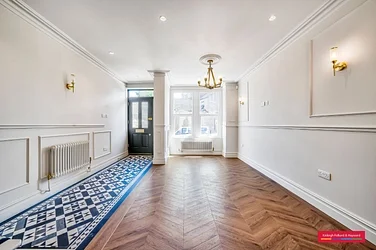 House Brunswick Crescent in Greater London