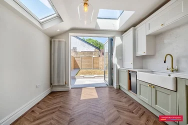 House Brunswick Crescent in Greater London