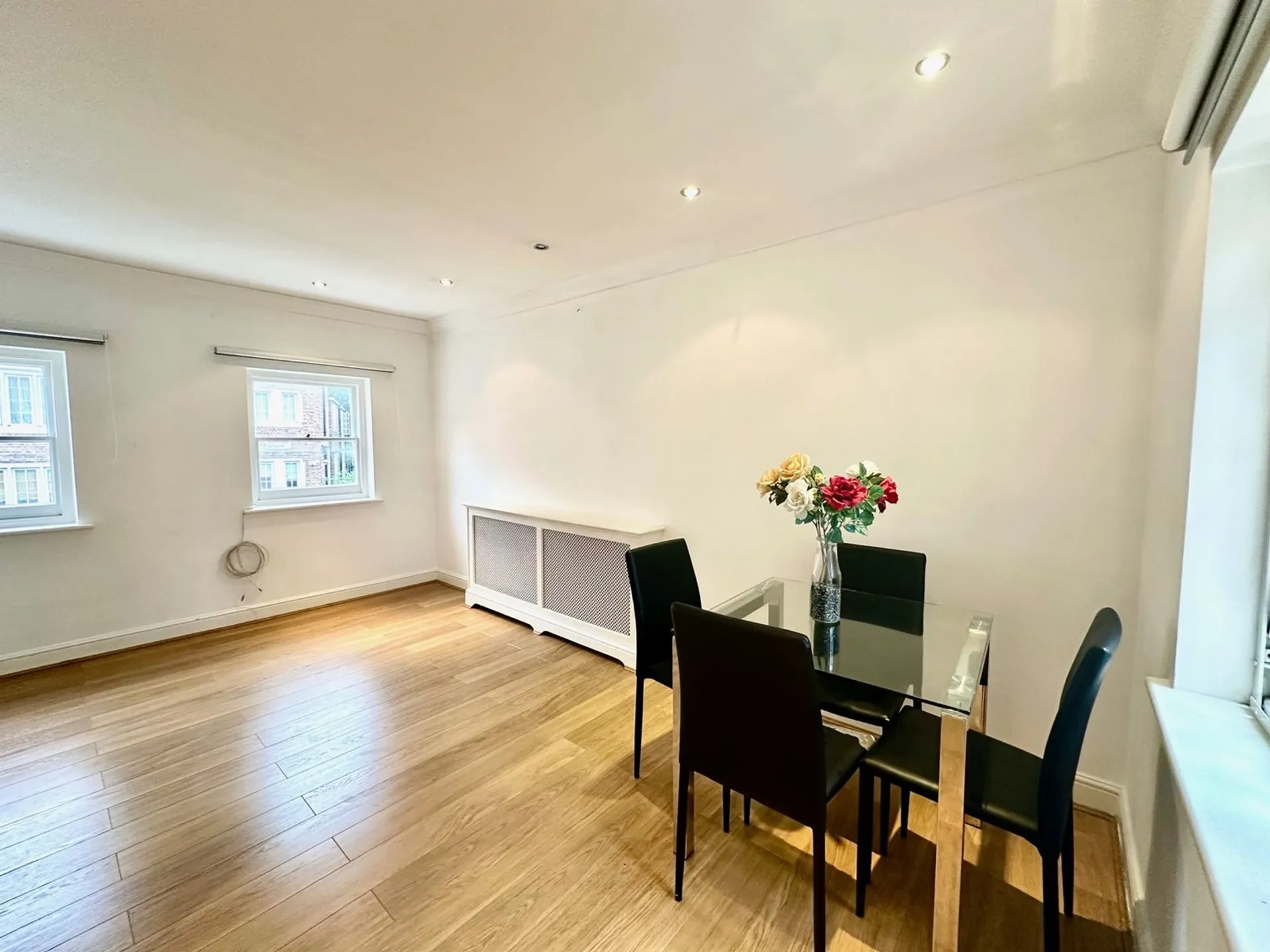 Flat Mortimer Crescent in London