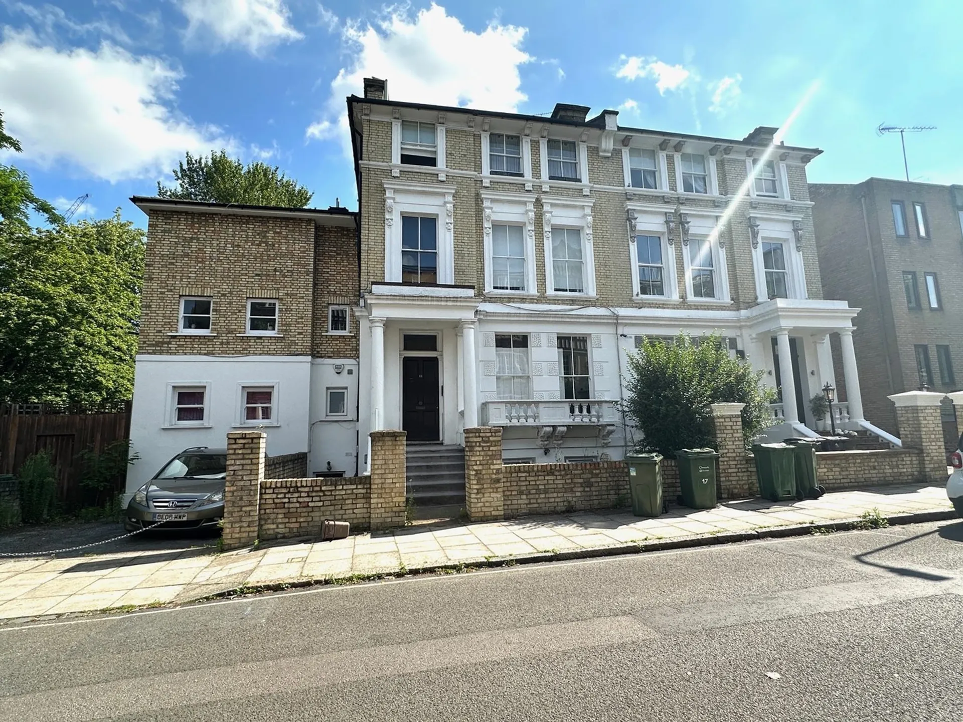 Flat Mortimer Crescent in London