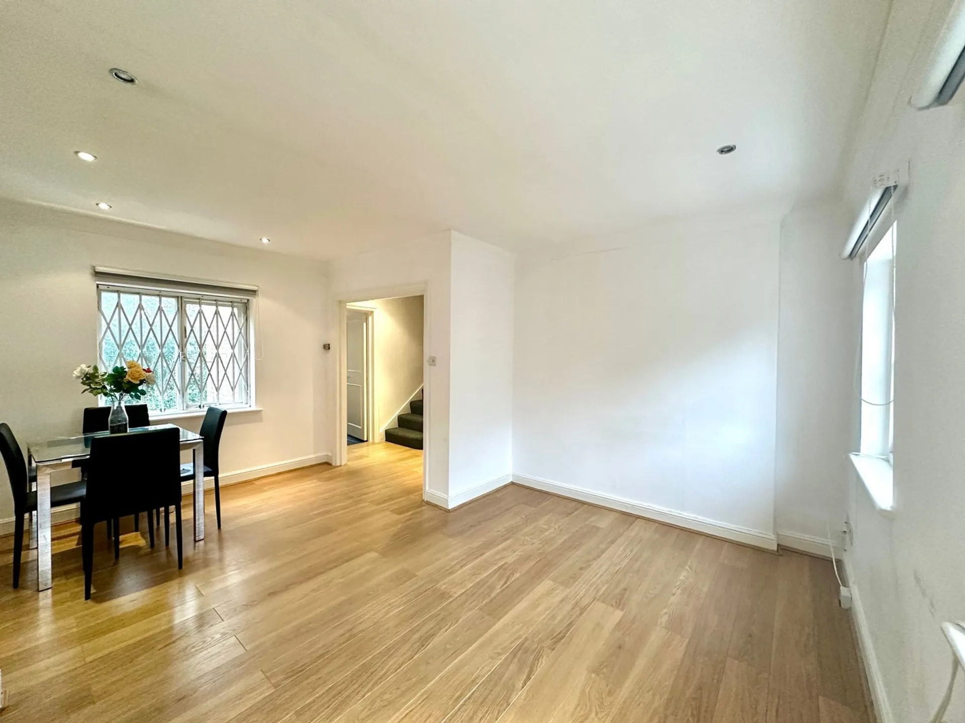 Flat Mortimer Crescent in London