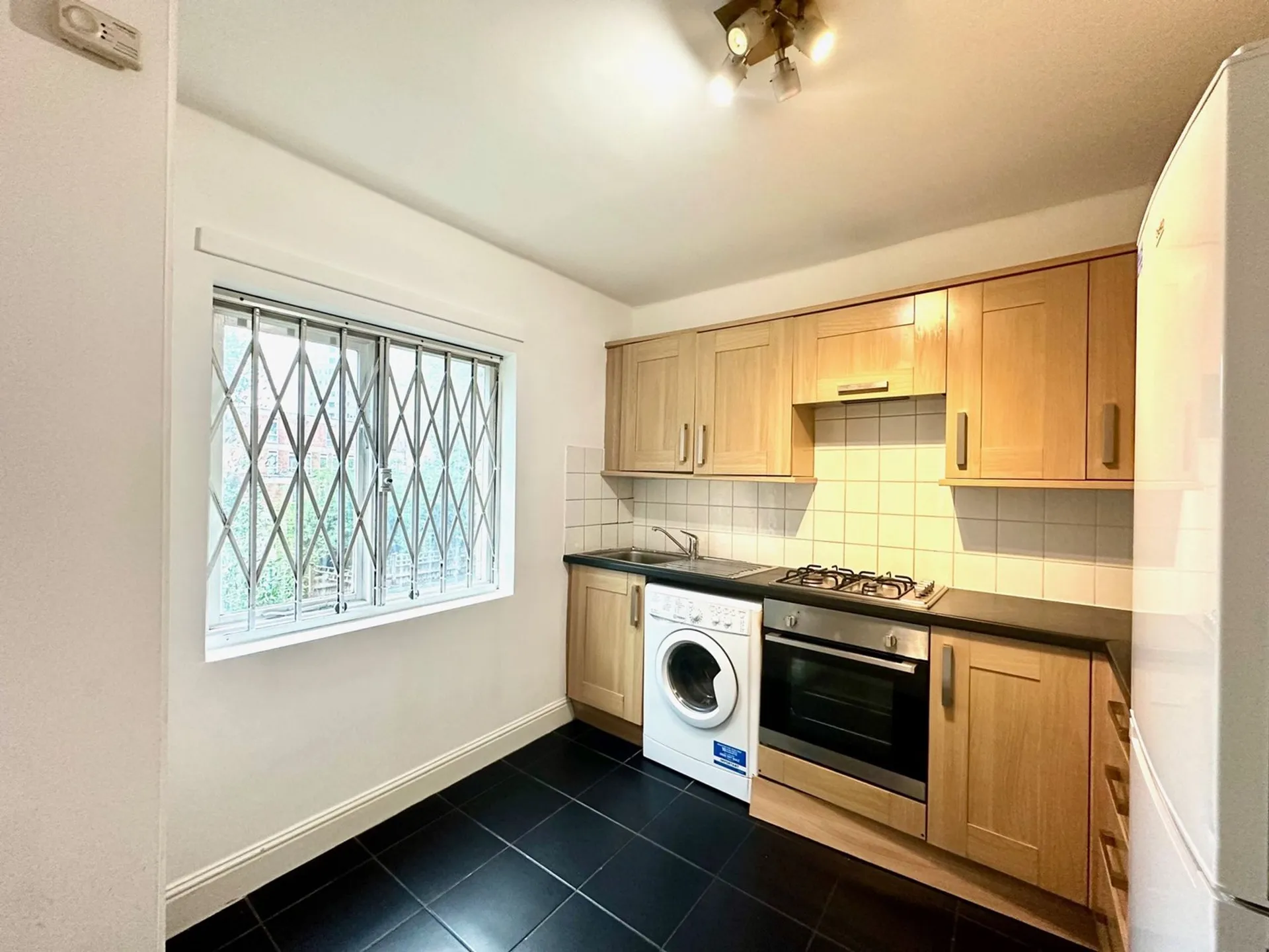 Flat Mortimer Crescent in London