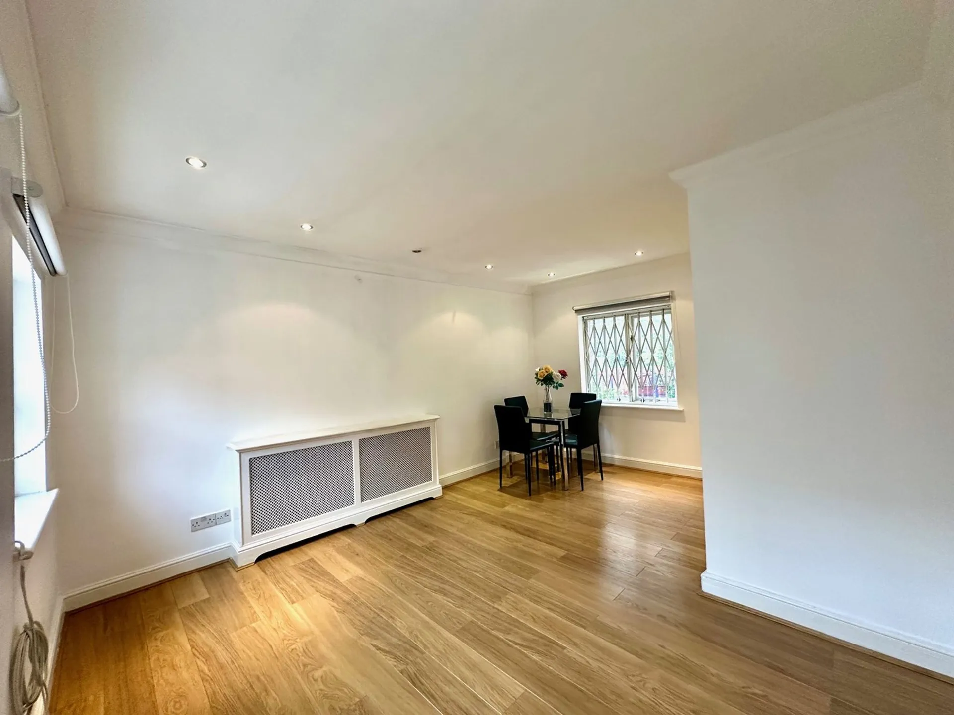 Flat Mortimer Crescent in London