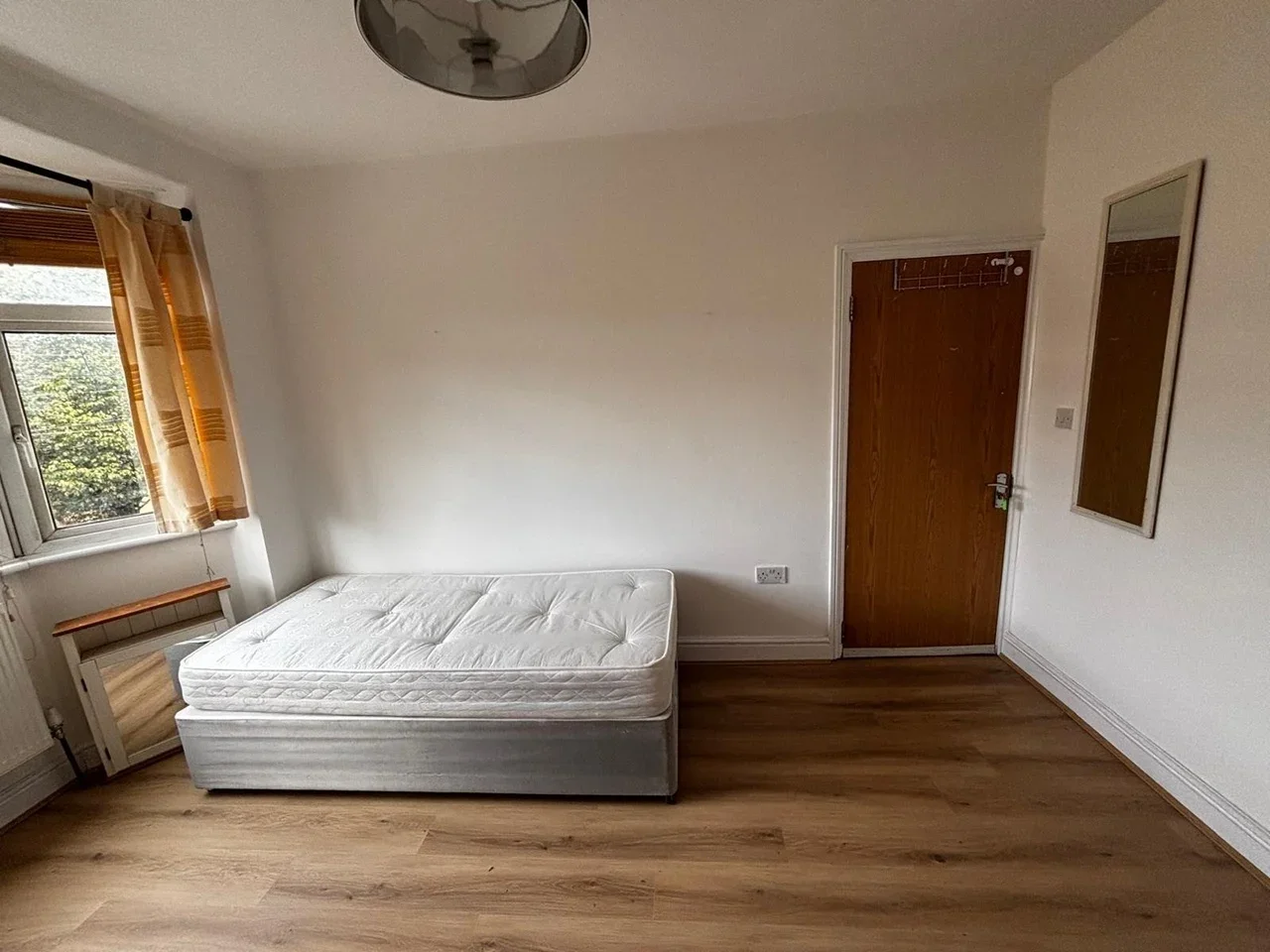 Room Boundary Road in Greater London