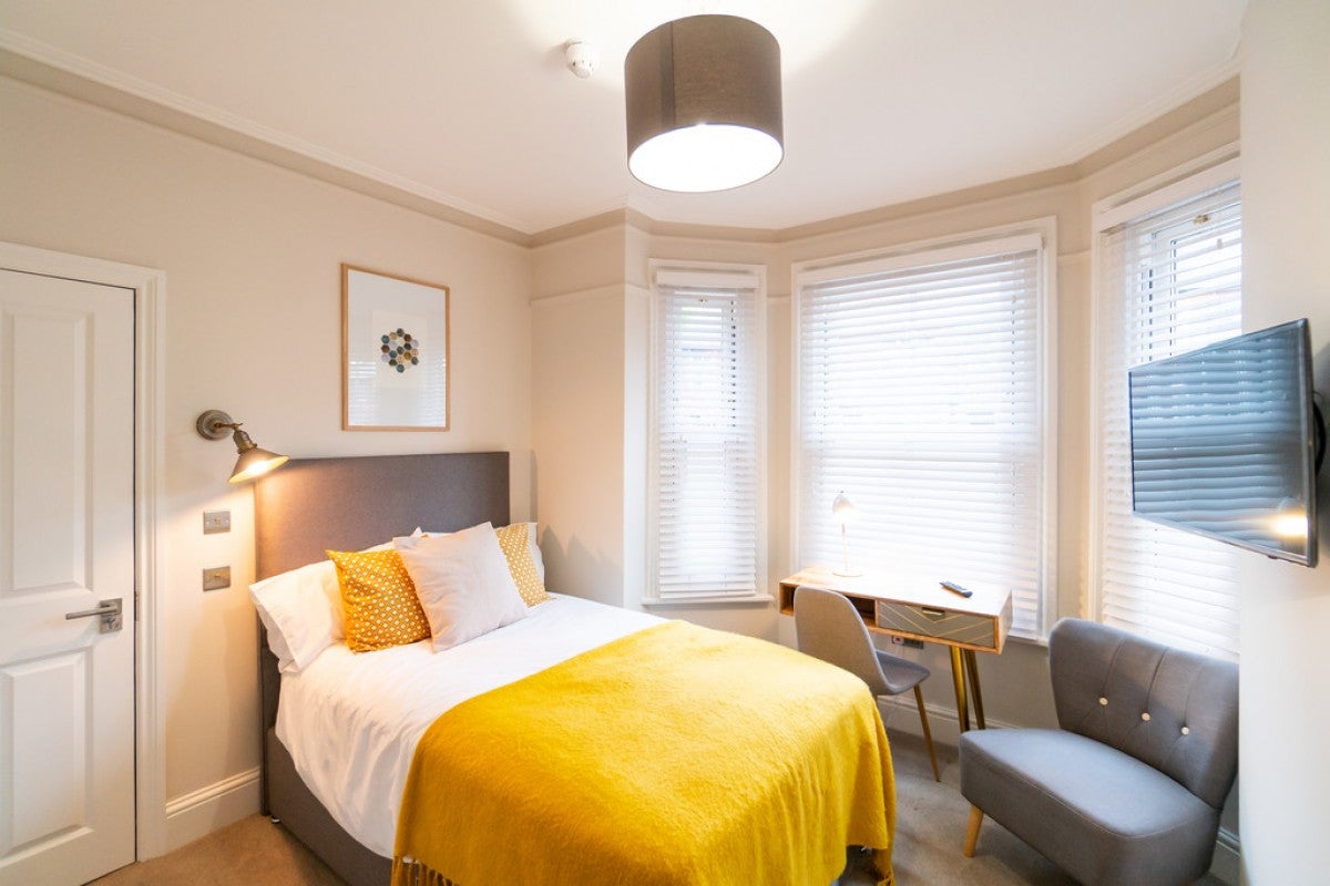 Room Wantage Road in Reading