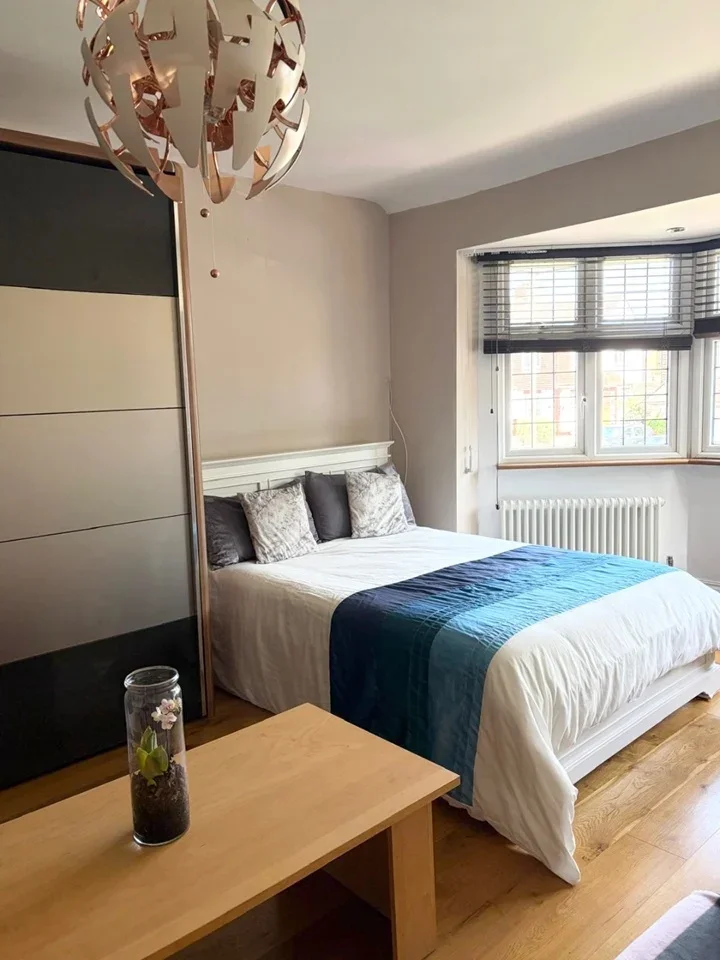 Room Totteridge Lane in Greater London