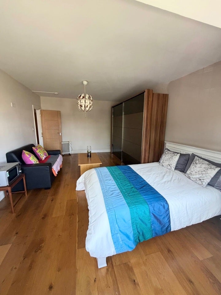 Room Totteridge Lane in Greater London