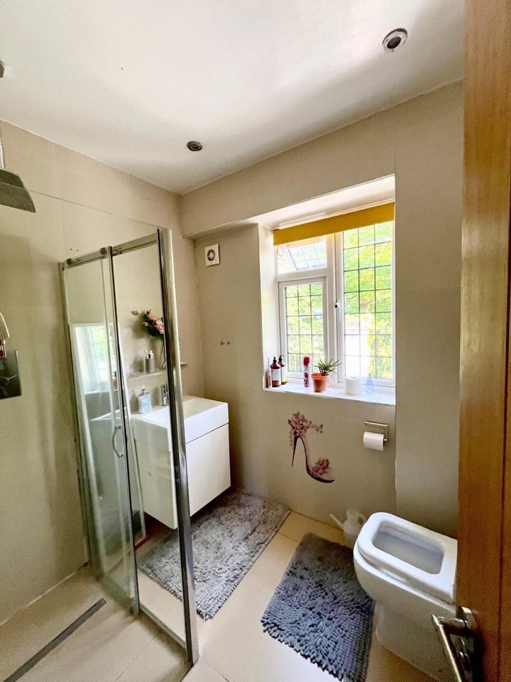 Room Totteridge Lane in Greater London
