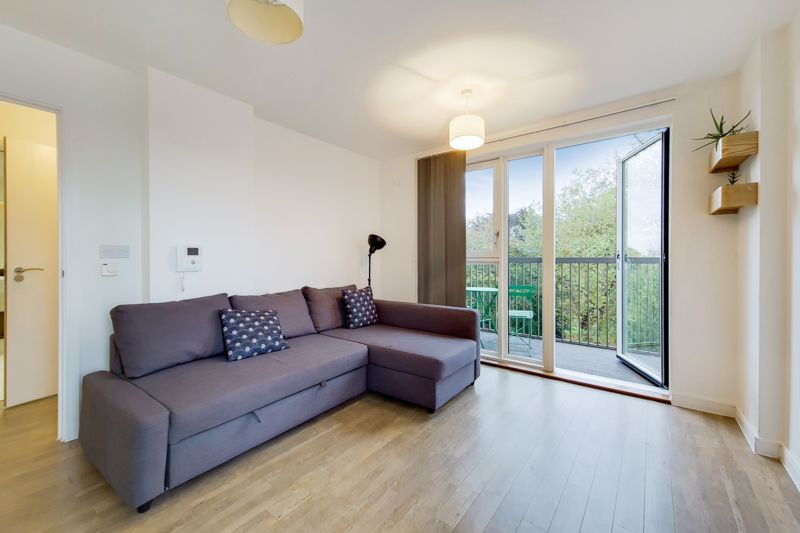 Flat Connersville Way in Greater London