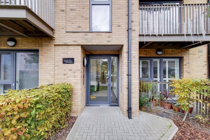 Flat Connersville Way in Greater London
