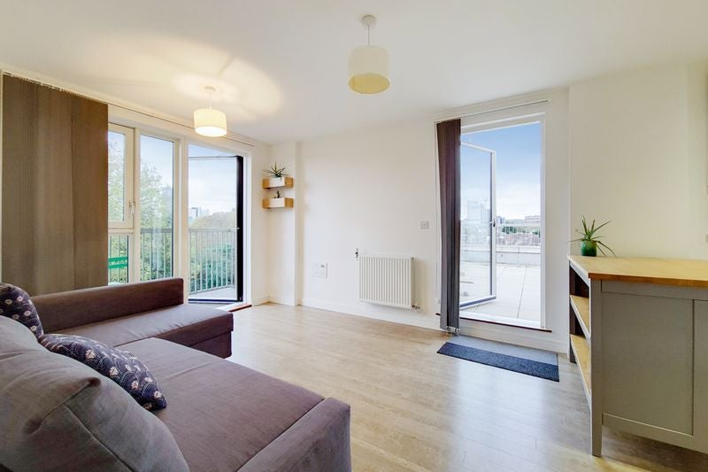 Flat Connersville Way in Greater London