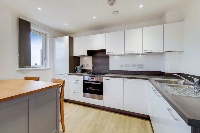 Flat Connersville Way in Greater London
