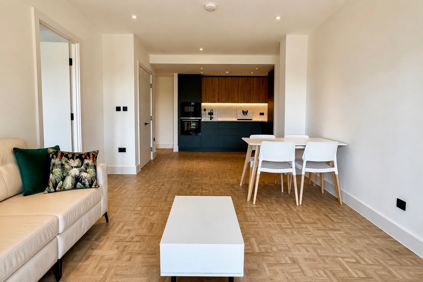 Flat Monarch Square in Greater London