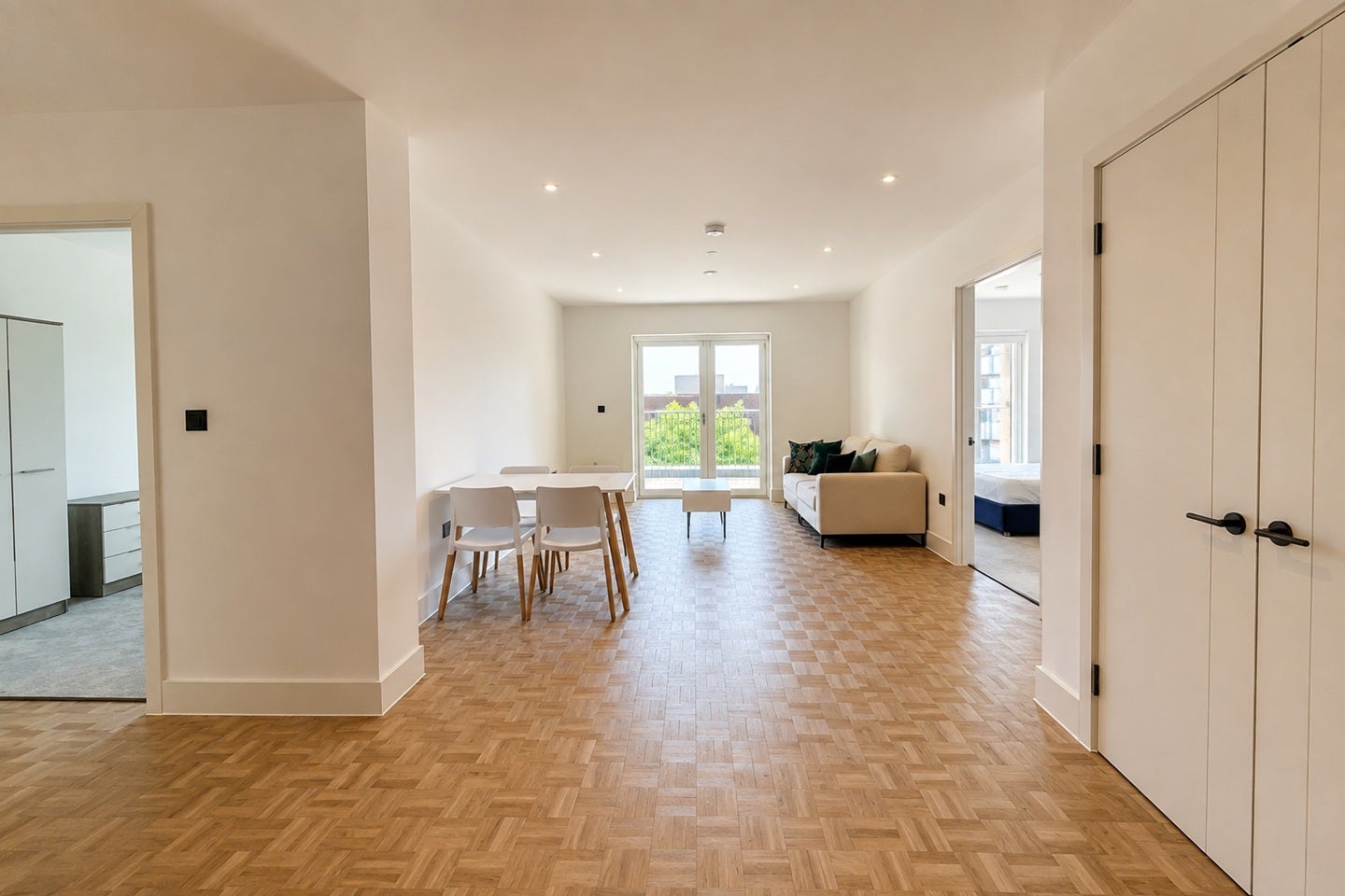 Flat Monarch Square in Greater London