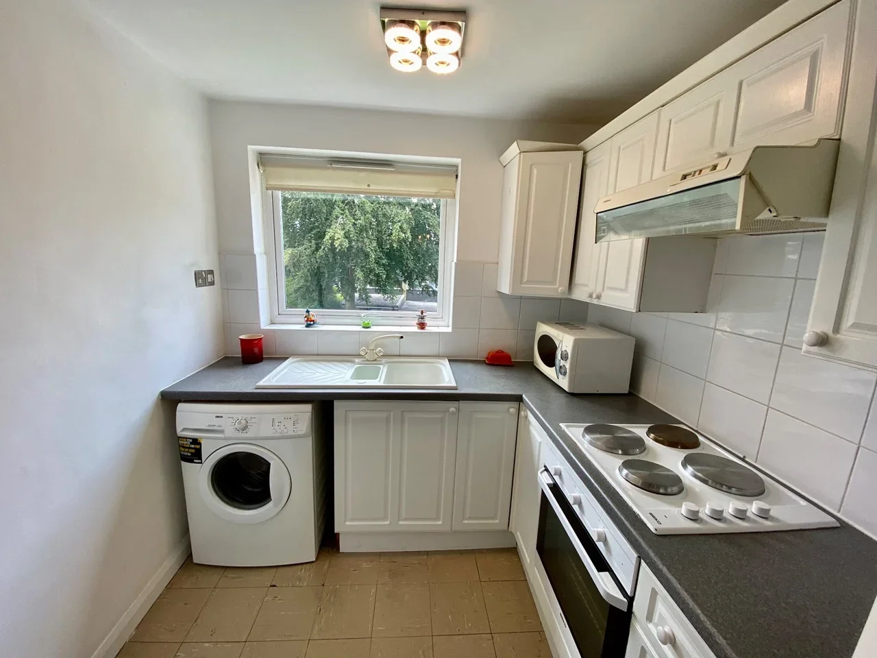 Flat Blackbush Close in Greater London