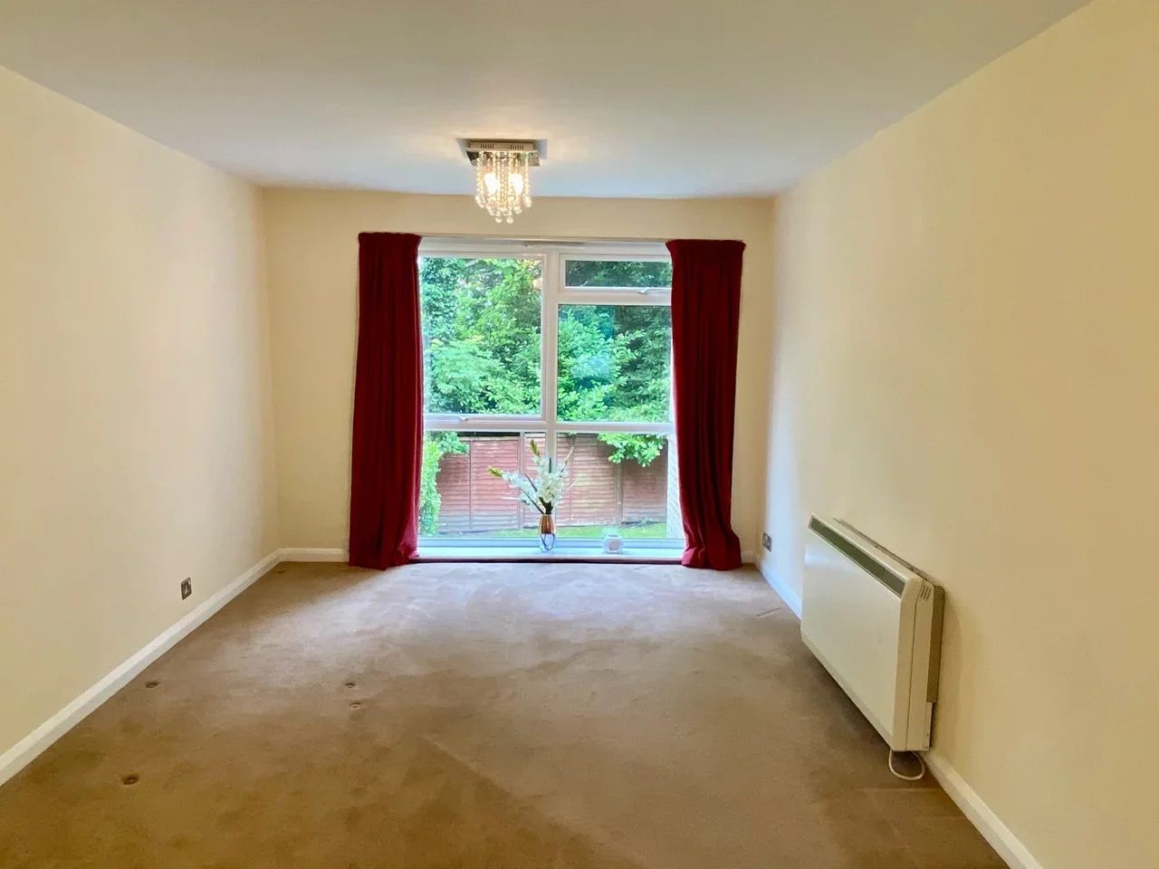 Flat Blackbush Close in Greater London
